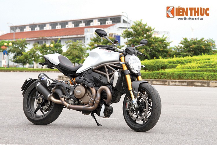 Được xem là một trong những mẫu naked-bike trẻ trung của hãng xe Italy,  Ducati Monster 1200S luôn được đánh giá là một trong những mẫu xe đẹp nhất khi đã giành được vô số giải thưởng.